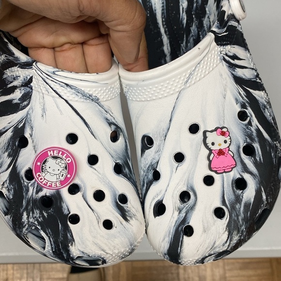 Crocs Classic Marbled Clog With Hello Kitty Jibbitz - Picture 8 of 8